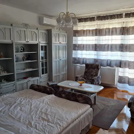 Apartment Gyoengyvirag *